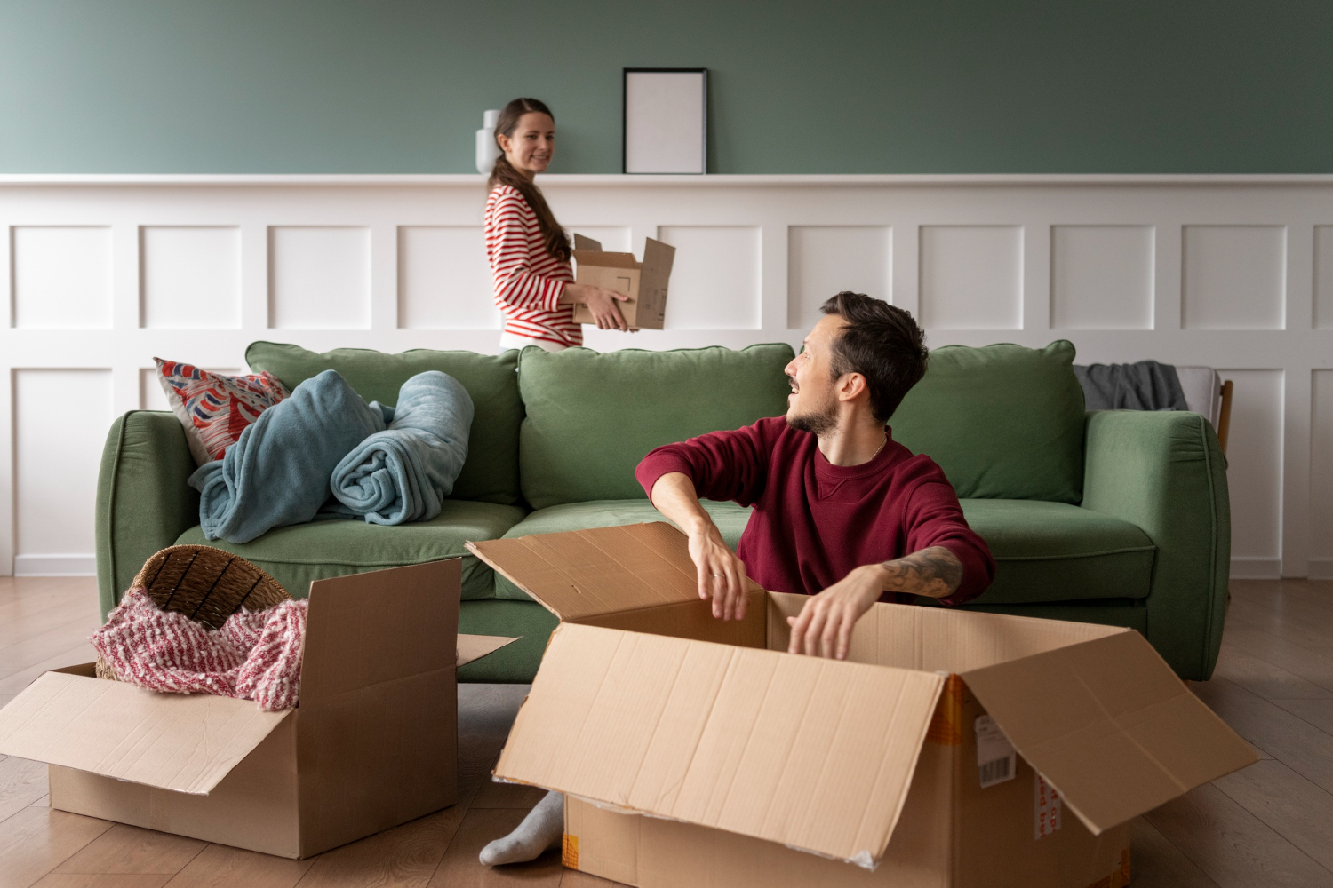 familia-joven-que-muda-nueva-casa