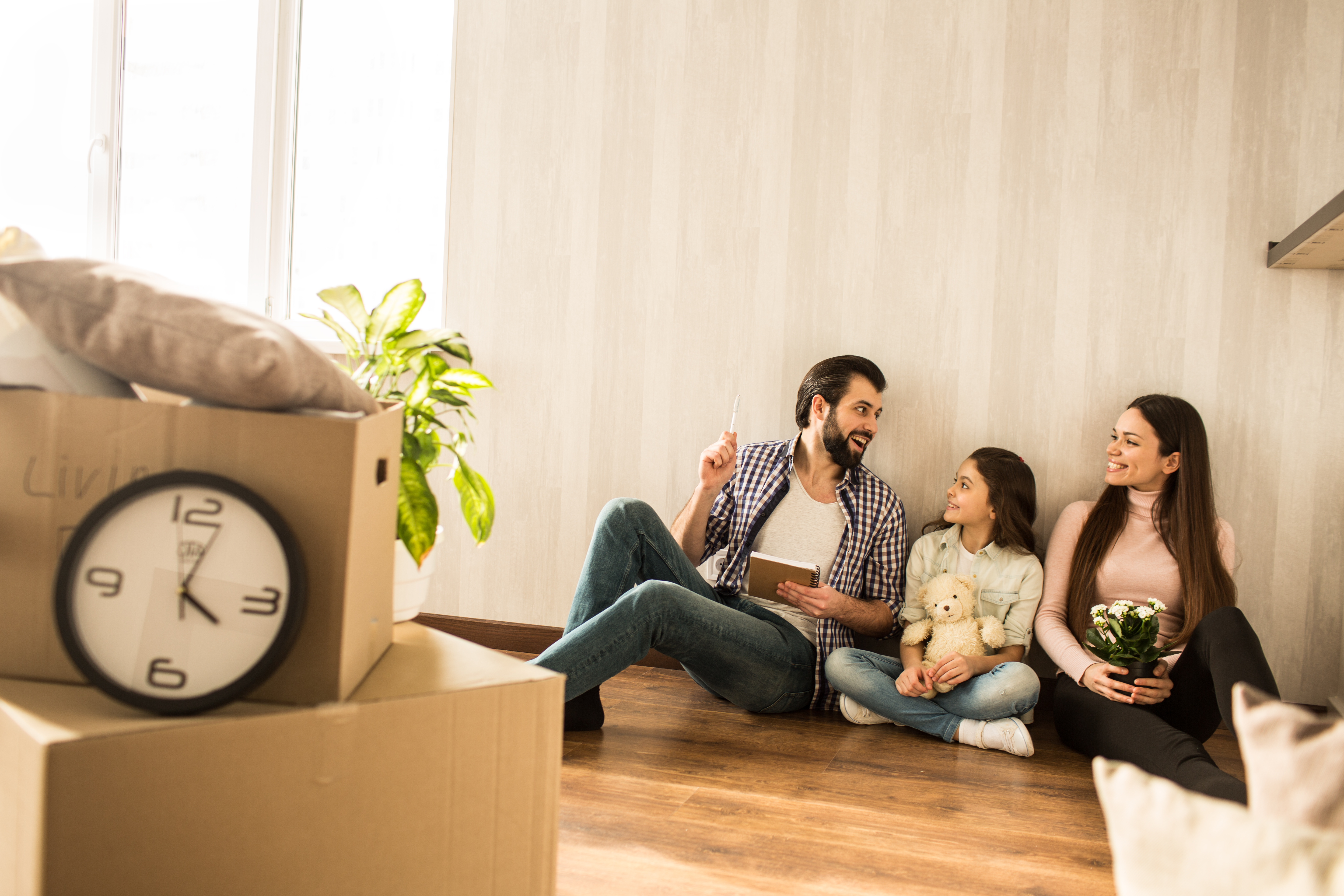 Familia feliz en su nuevo hogar